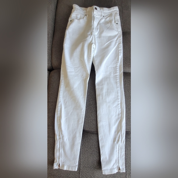 Guess white skinny jeans in size 23. - Picture 3 of 8